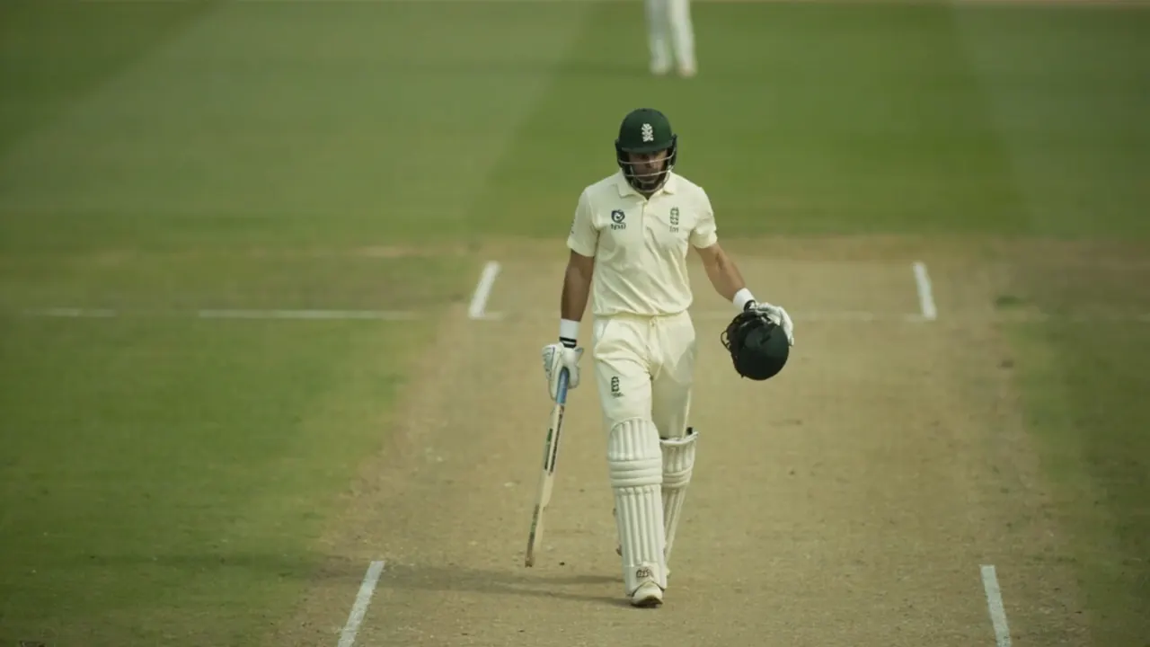 A bowler running in to deliver